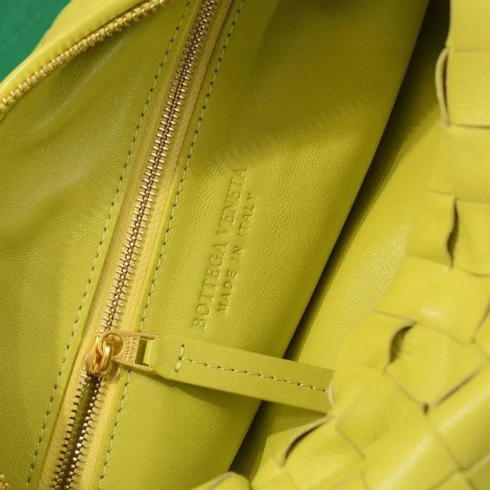 Batch 1460 BV Bottega Veneta 2022 Early Spring New Ladies Medium JODIE Handbag BV Bag 🔥The new method is to round the corners on the original basis and knot the round hobo bag with classic woven leather. The most iconic triangular pull-out design, using sheepskin draped soft shape, is super suitable for concave shapes~ Jodie feels really gentle to people, and is definitely the best item for daily matching. It has the same weave, new elements and twists, and is versatile. It is the new favorite of street style Internet celebrities! Size: 36*21*13 Model: 6697